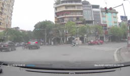 Ô tô sang làn ẩu, phóng nhanh hạ gục xe máy vượt đèn đỏ